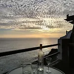 North Cliff *the Ocean Beneath Your Feet* アパート *